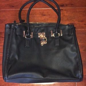 Aldo back and gold bag!